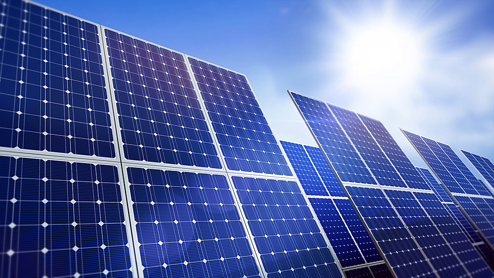 檢查直流匯流箱、交直流配電柜時，應注意哪些要點